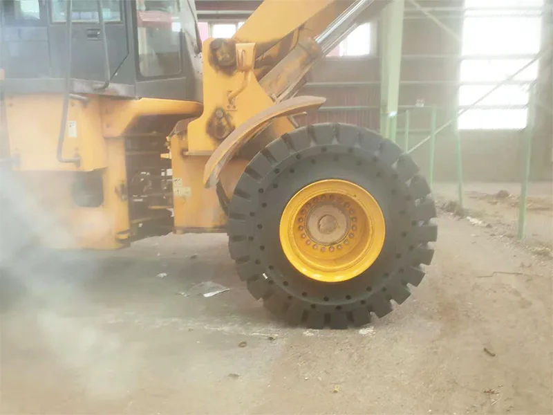 브라질의 한 유리 공장에서는 23.5-25 솔리드 타이어를 사용합니다.